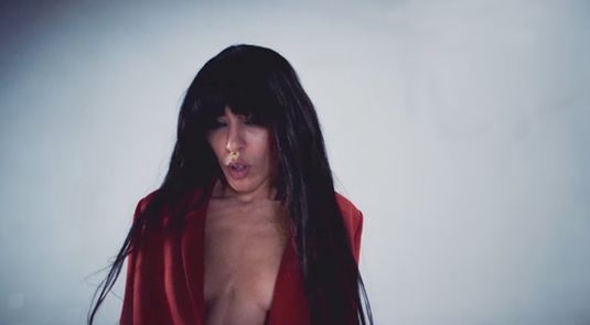 Победительница Евровидения Loreen обнажила грудь в новом клипе