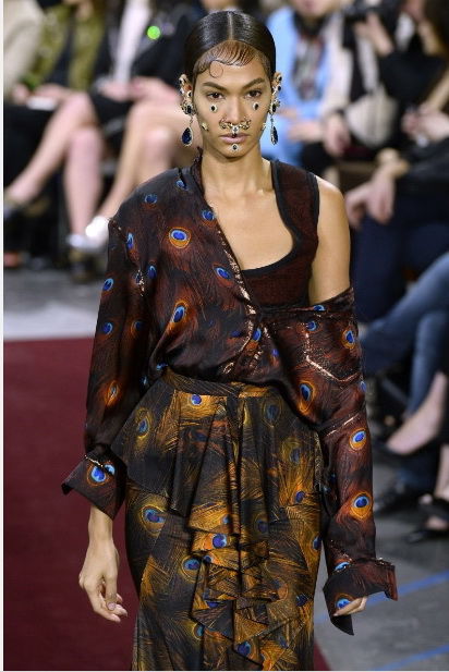 Украшения, броши и усы на лицо: странный показ коллекции от Givenchy