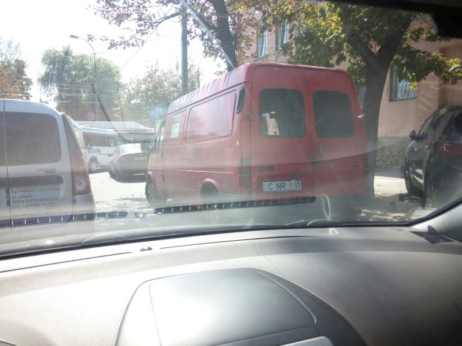 Cum si-a ascuns un sofer de microbuz numarul de inmatriculare