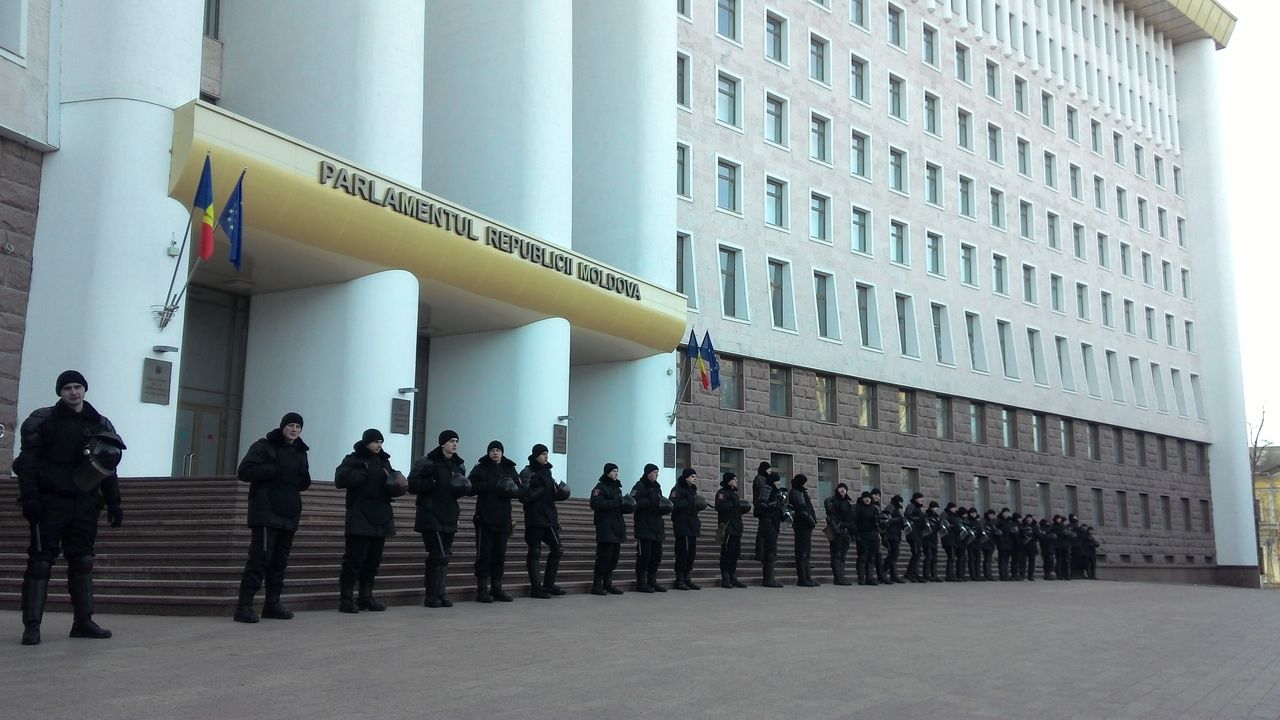 Парламент охраняют сотни полицейских