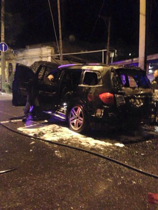 Automobil aruncat în aer, în curtea casei lui Renato Usatîi