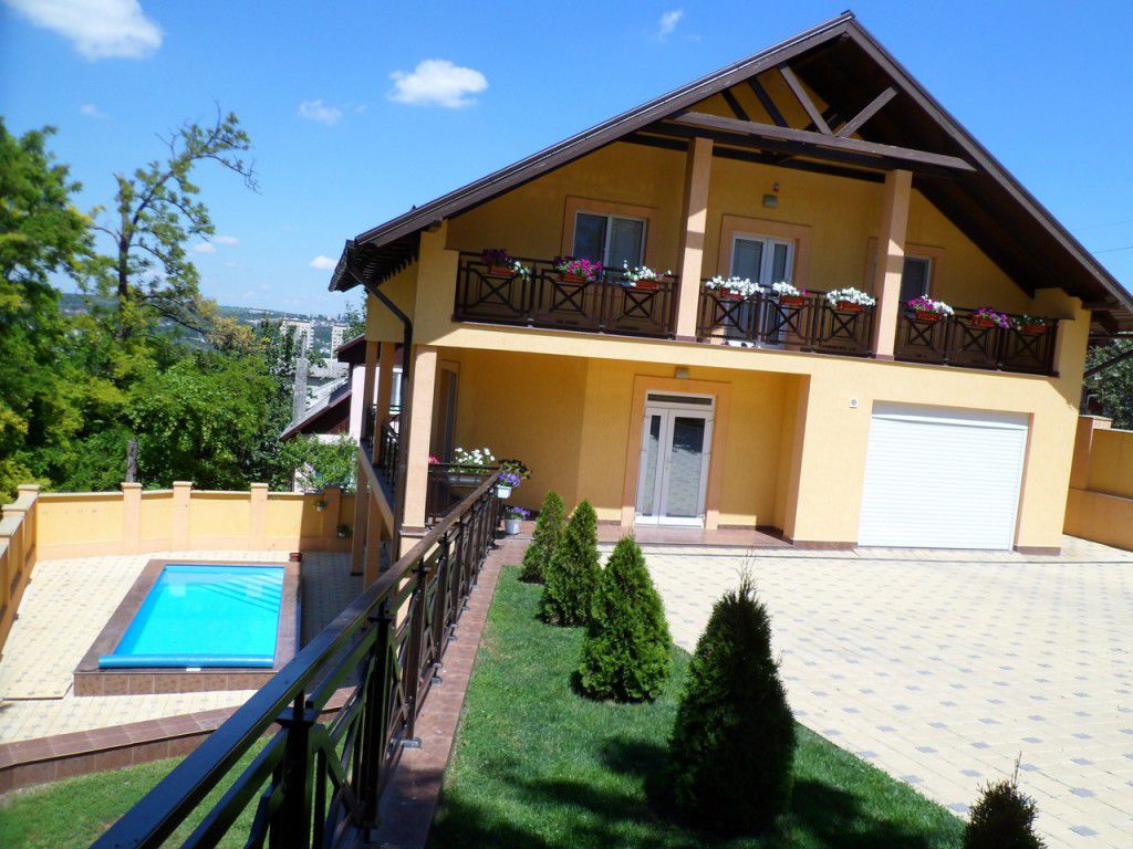 Cât costă o casă de lux cu bazin în Chișinău!