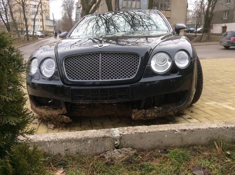 Limuzină de lux distrusa într-o pădure din Chişinău
