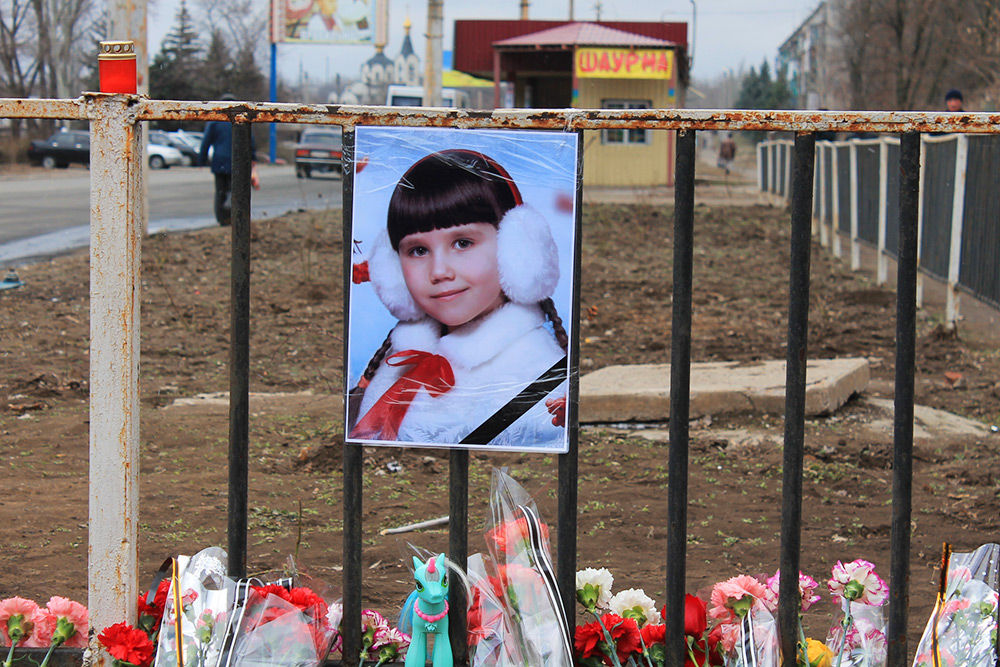 Жители Константиновки несут цветы на место гибели 8-летней девочки