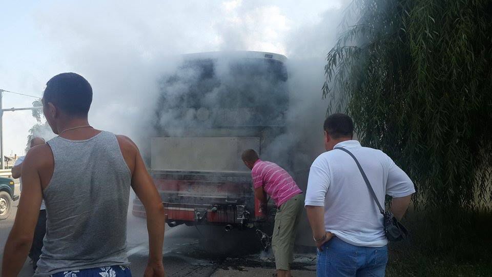 Автобус с пассажирами загорелся на въезде в Ставчены