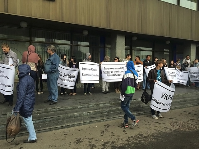 В Киеве "Правый сектор" штурмует гостиницу "Турист"