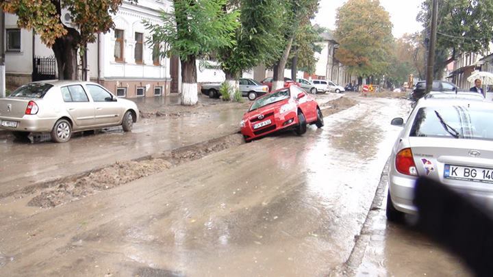В Кишинёве автомобиль провалился в канаву, вырытую рабочими