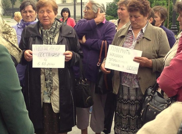 Матери и жены бойцов АТО пикетируют администрацию президента