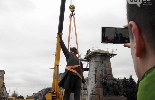 В Запорожье под гимн Украины снесли крупнейший памятник Ленину