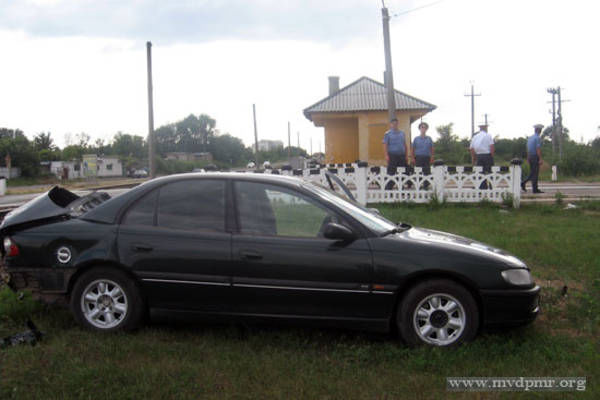 Maşină lovită de tren la Tiraspol. Automobilul a fost aruncat la câţiva metri distanţă