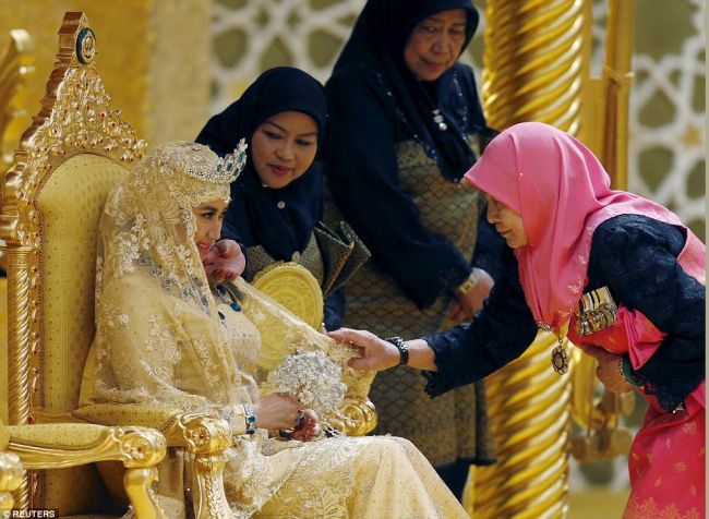 Cum arata mireasa Printului din Brunei, in rochie de aur si pantofi cu bijuterii