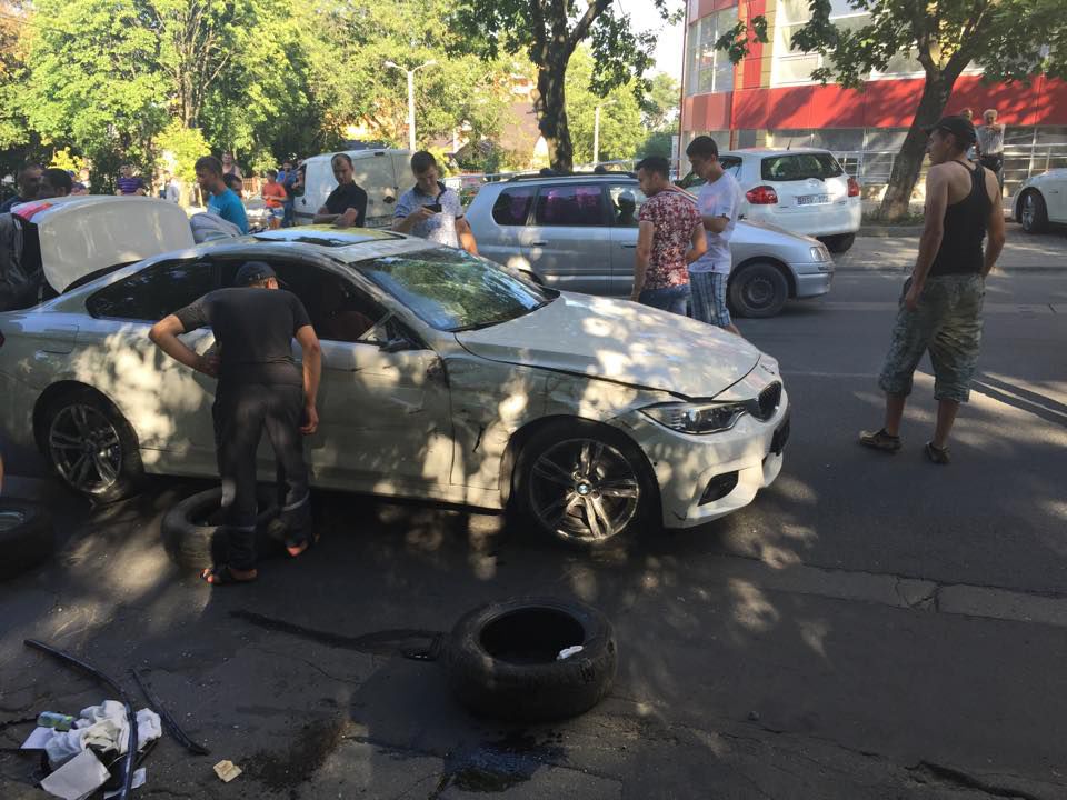 Cum încalcă regulile de circulație șoferul BMW-ul care a fost făcut zob
