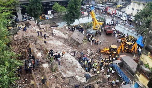Tragedie! Un bloc de cinci etaje s-a prăbuşit la Bombay