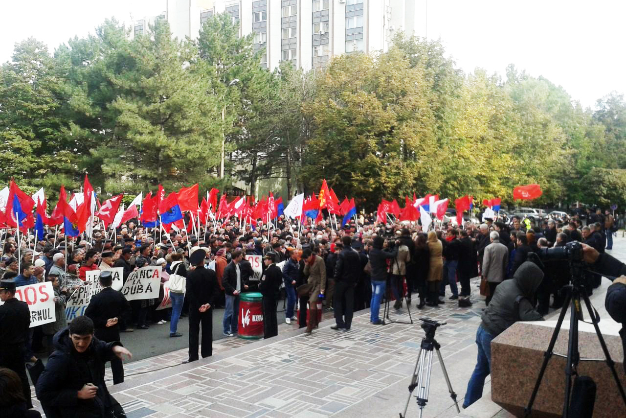 Протестующие коммунисты перекрыли центральную улицу в Кишинёве