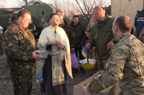 Фоторепортаж: Как встречали Пасху на передовой АТО
