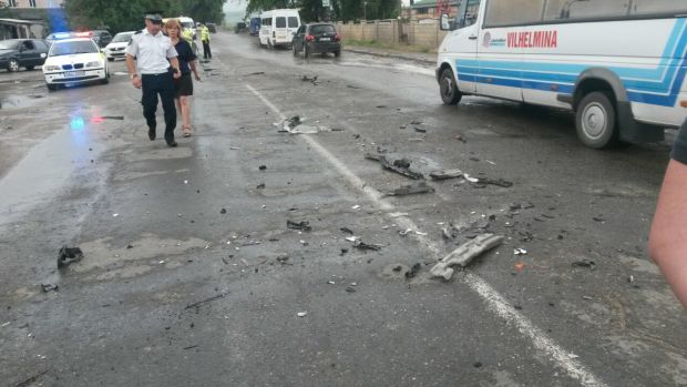 Accident la Strășeni. Un microbuz de rută, cu pasageri la bord, a intrat în coliziune cu un automobil