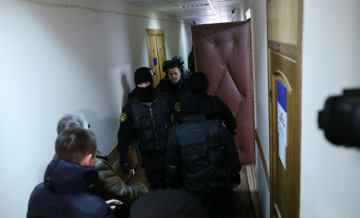 Влада Филата под конвоем доставили в зал суда