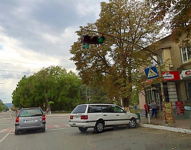 Un sofer a stationat chiar pe o banda de circulatie
