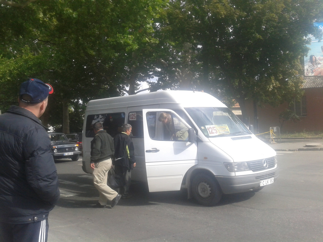 Accident în Capitală: Un microbuz de rută s-a tamponat cu un troleibuz