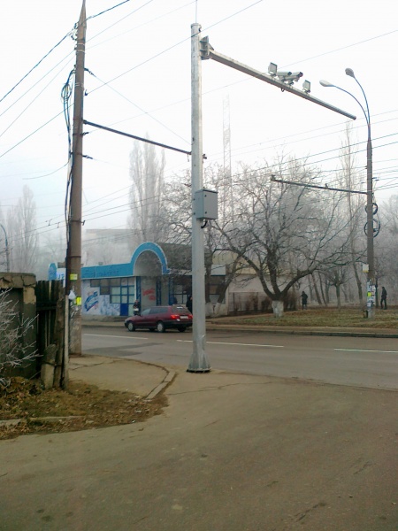 В Кишинёве столб для камеры видеонаблюдения установили прямо на дороге