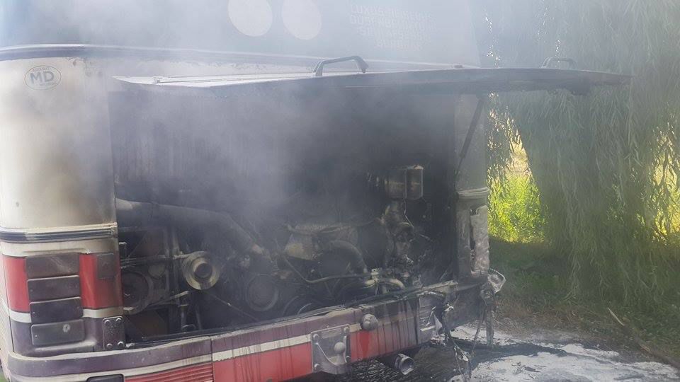 Автобус с пассажирами загорелся на въезде в Ставчены