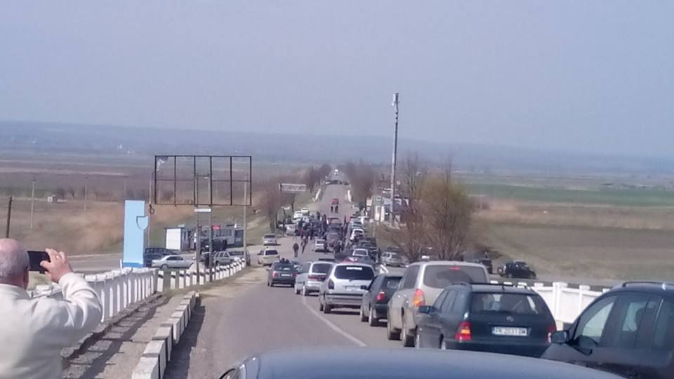Автомобилисты перекрыли трассу, ведущую к таможне Кагул-Оанча