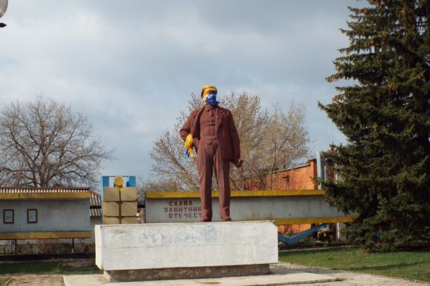 В Станице Луганской упал памятник Ленину