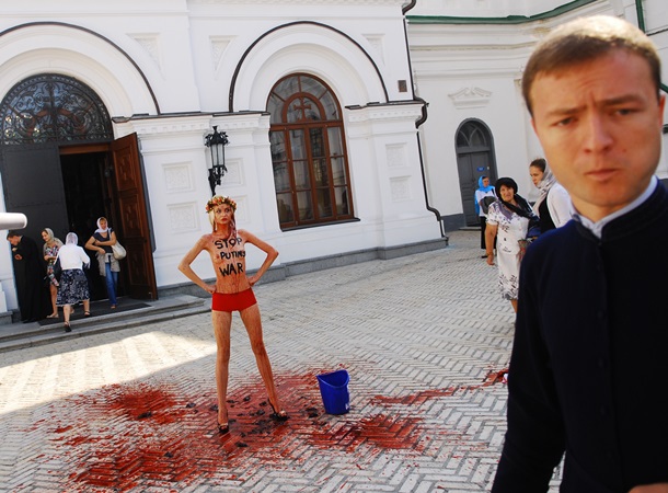 Активистка Femen устроила в Киеве Blood Bucket Challenge