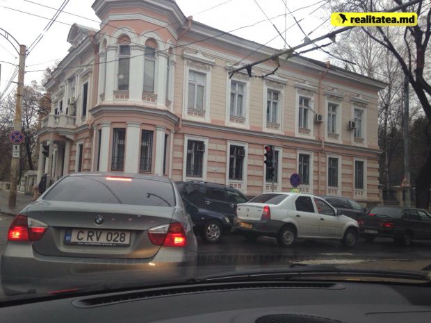Ambuteiaj de proporţii, după ce o maşină de poliţie a fost implicată într-un accident