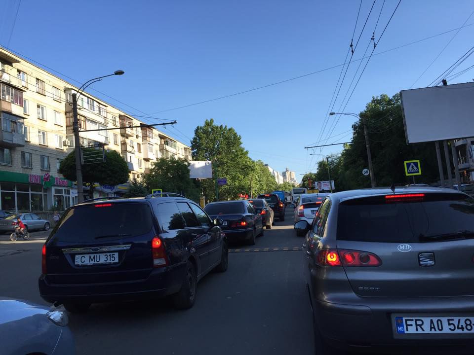 Trafic rutier, paralizat la Botanica după ce a fost avariată o linie electrică