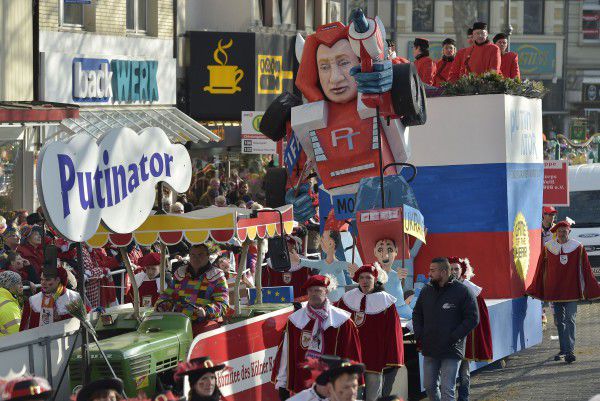 На улицы Германии вышли Путинатор, джихадисты и "голубь мира" Меркель