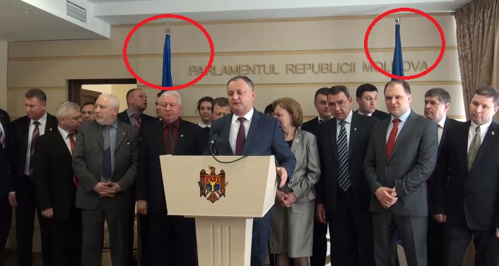 Un deputat PSRM ascunde drapelul UE din Parlament
