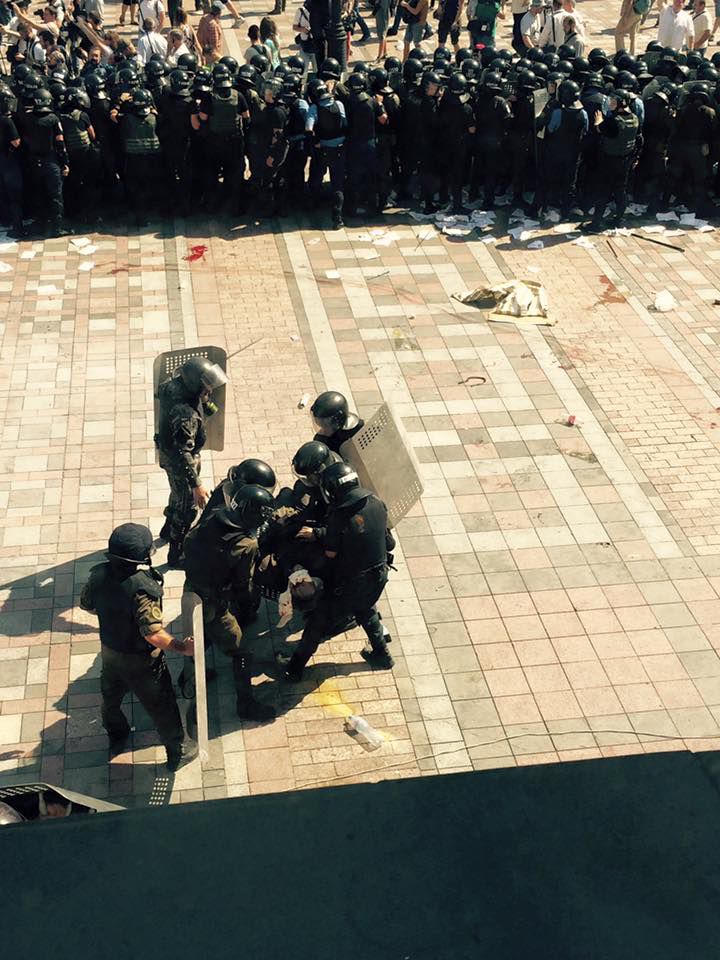 В ходе столкновений возле здания Рады произошел взрыв