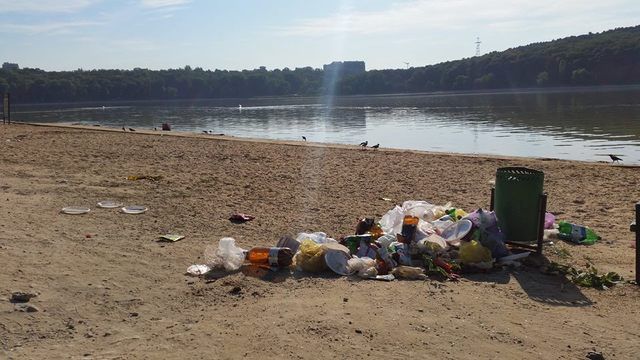 Пляж озера «Валя Морилор» утопает в мусоре
