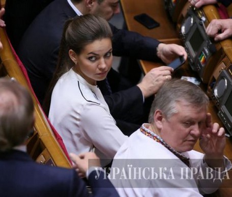 Журналисты узнали, с кем связаны молодые депутатки в украинском парламенте
