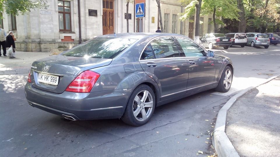 «Мерседес» припарковался прямо на зебре в центре столицы