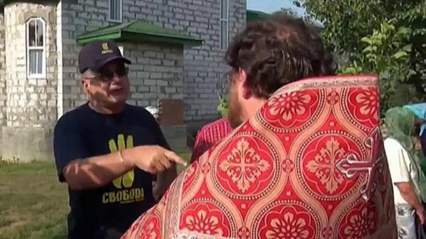 Под Киевом священника облили томатным соком и дали неделю уехать из Украины