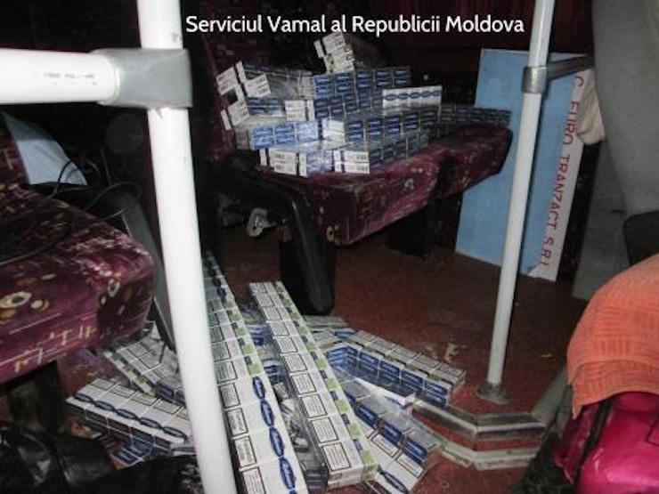 Țigări de contrabandă, ascunse în podeaua remorcii unui TIR