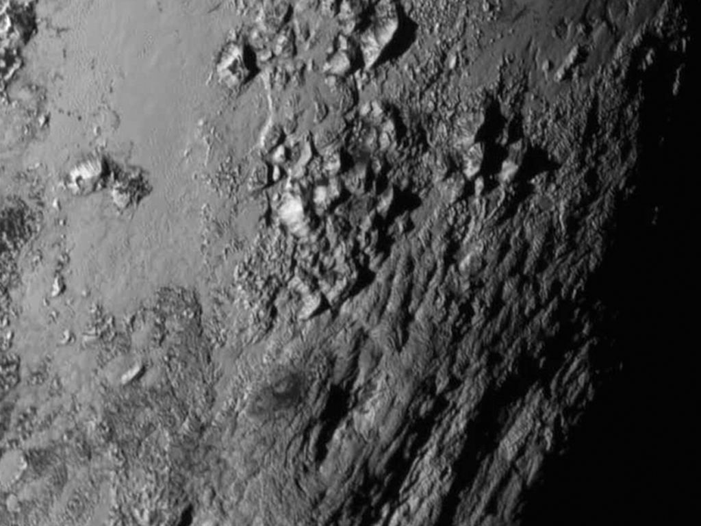 NASA показало первый в истории детальный снимок поверхности Плутона