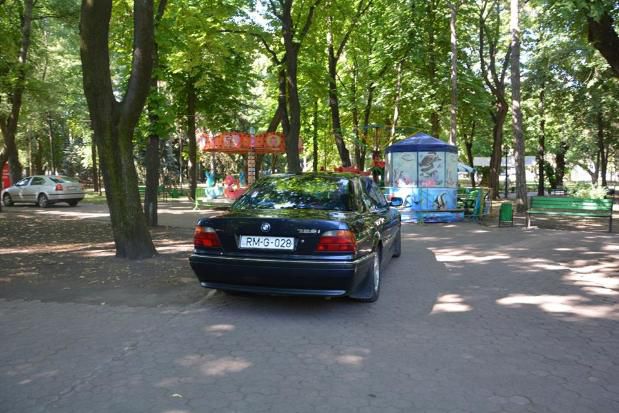 Un BMW cu numere guvernamentale, parcat chiar pe aleea din Parcul Central. Cui i-ar aparține mașina