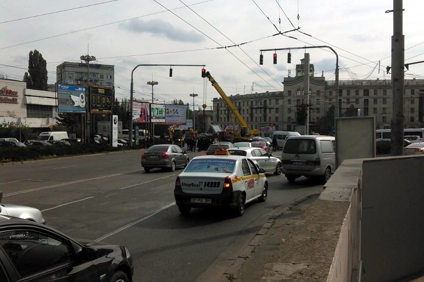 В Кишинёве перевернулся на дороге асфальтоукладчик