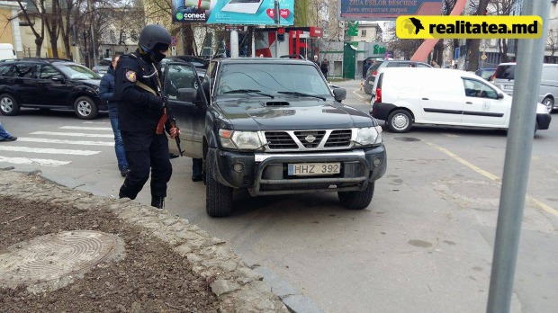 Группа спецназа "Фулджер" обыскала джип в центре столицы