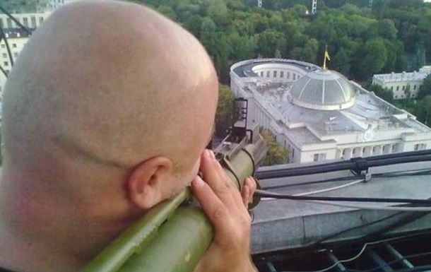 В Сети обсуждают фото мужчины, целящегося гранатометом в Раду
