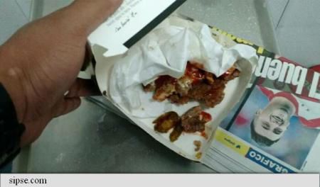 Ce a descoperit un client într-un hamburger