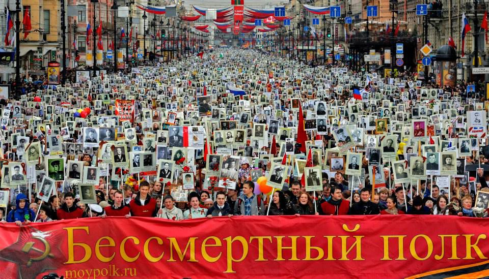 Путин возглавил шествие «Бессмертного полка» в Москве