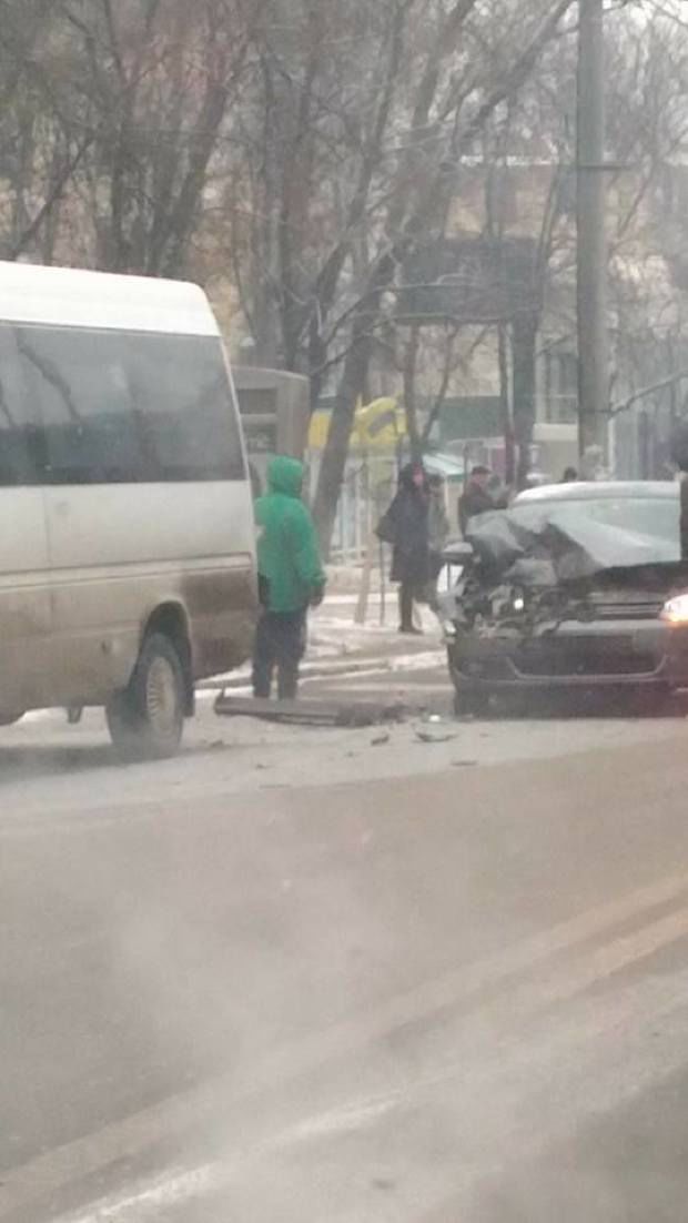 Un Volkswagen a ciocnit un microbuz de pe ruta nr. 166, în capitală. Vehiculele au fost avariate