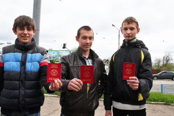 В ЛНР начали выдавать свои паспорта