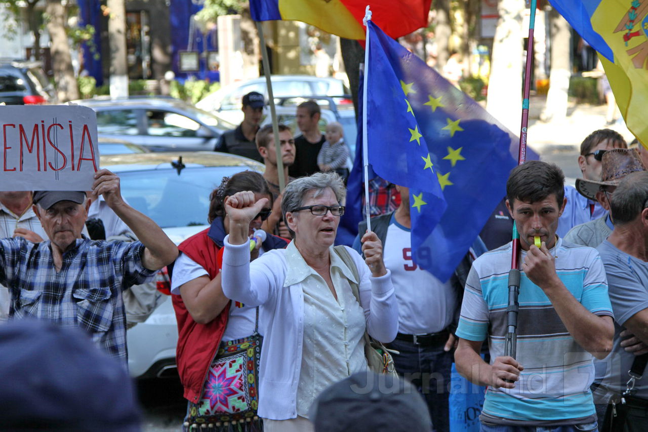 Протестующие пикетировали госучреждения