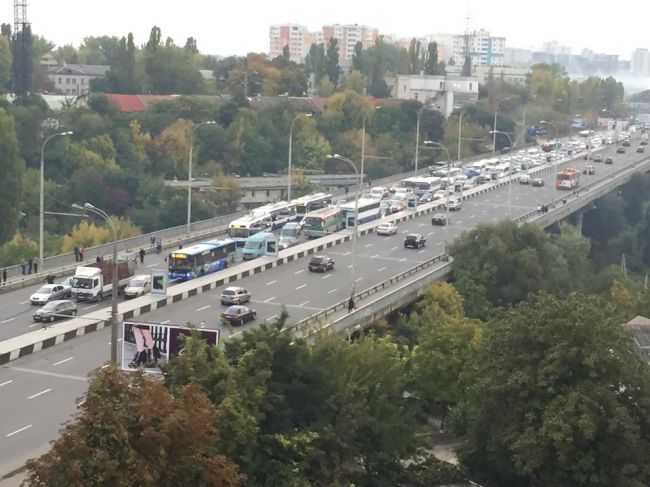 В столице авария на виадуке спровоцировала огромную пробку
