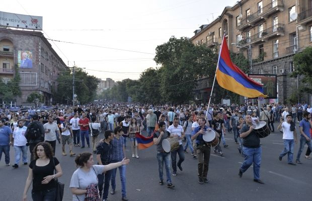 Полиция в Ереване решила разобрать баррикады протестующих